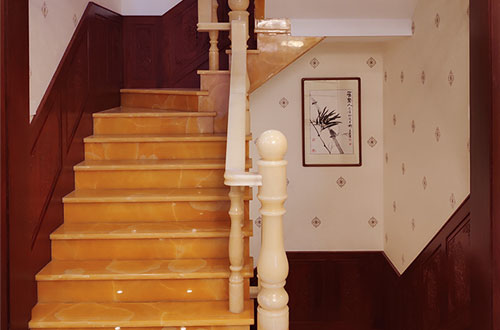 莱西中式别墅室内汉白玉石楼梯的定制安装装饰效果